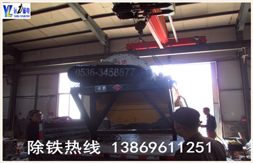 2.小型强磁磁选机的分选择效果好  　　行简单的米兰体育网页版-米兰体育(中国)官方在线登录
. 采用磁分离专利技术还增加了分拣计划,提高分拣精度,无论硬矿石软,无论粗颗粒,细颗粒,所有类型的选矿机都可以自动调度,分选效果控制在许可范围内.  　　3.远力小型强磁磁选机创新产品  　　以烧结钕铁硼"管包裹动态半封闭磁性系统"专有技术为中间,开发了一系列干式磁选机,时间一直是定型产品的发展：  　　4.小型强磁磁选机的处理量及型号  　　CTG-620干滚筒式粗轧机(粗轧设备可用于丰富河砂,砂铁矿,铁矿石等)处置量：100-125t / h  　　CTG-824干滚筒粗选机(粗机设备可用于丰富河砂,砂铁矿,劣铁矿等)处置能力：125-150t / h  　　CTG-8180干滚筒粗轧机(粗轧设备可用于贫矿,尾矿,河砂,钢渣等)处置能力：50-80t / h