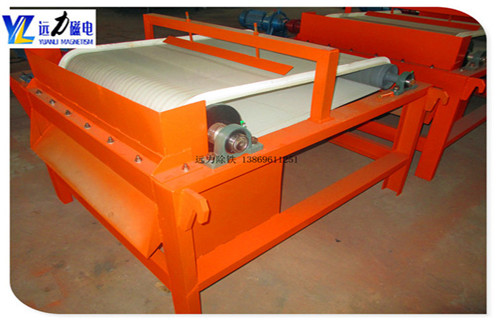 1.小型干式磁选机受欢迎的原因  　　1.1.由于近期铁矿石价格继续上涨,磁选矿机的节能效率提出了新的要求;  　　1.2.小型干式磁选机市场,不仅为用户降低投资成本,而且可以创造相当的经济价值.  　　1.3.小型干式磁选机的普及,使得一些老式磁选机逐渐淘汰.  　　1.4.远力磁电提供完善的生产小型干式磁选机,所生产的设备得到了广大用户的广泛赞誉,该设备采用永磁系统,采用移动式式运行方式提高了材料的利用率.  　　1.5.米兰体育网页版-米兰体育(中国)官方在线登录
设备在行业中推动新型设备的发展,进一步满足除铁工业的需要,并在除铁工业的应用中发挥了很大的推动作用  　　2.矿用米兰体育网页版-米兰体育(中国)官方在线登录
价格与磁系的关系  　　2.1磁选机的价格和磁块的尺寸是密不可分的,有很多用户不明白与磁块的关系,今天远力小编给你一个详细分析它们之间的关系,磁管包括磁块和圆筒,我们先核算下成本价格,磁块的价格还没有下降,一块高强磁的磁强度会几百块钱,这样我们可以计算出来.  　　2.2磁选机滚筒的尺寸越大,所需磁铁的磁场强度越大,磁性块越高,磁铁的强度要求也越高,使得磁选机的价格由气缸的成本决定.